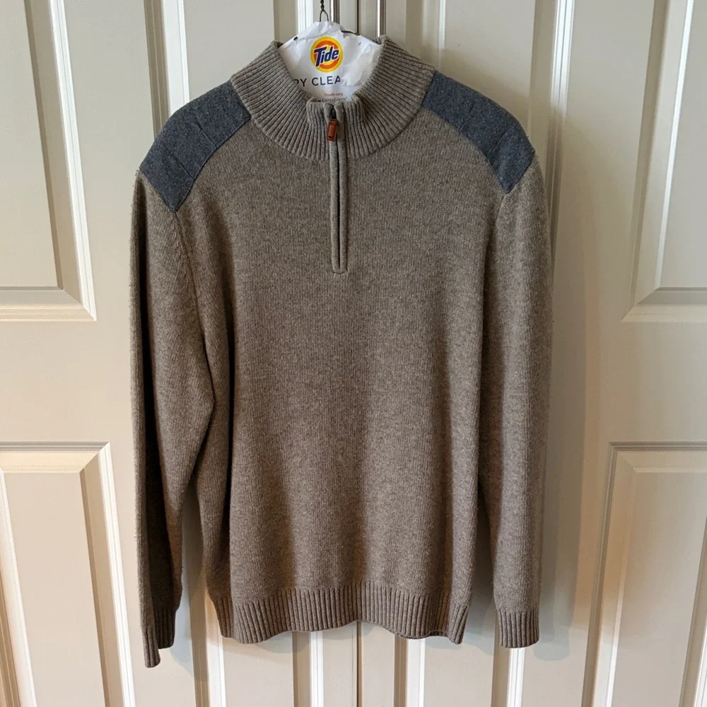 Vineyard Vines Men’s Merino Wool Sweater – Felt Shoulder Patch Detail Tan/Gray L